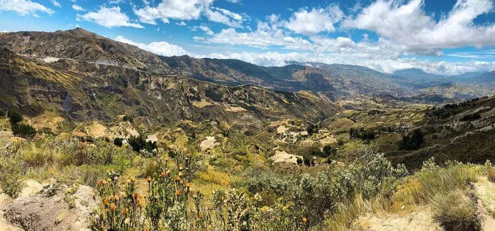 Parada para observar el Cañón del Toachi 1