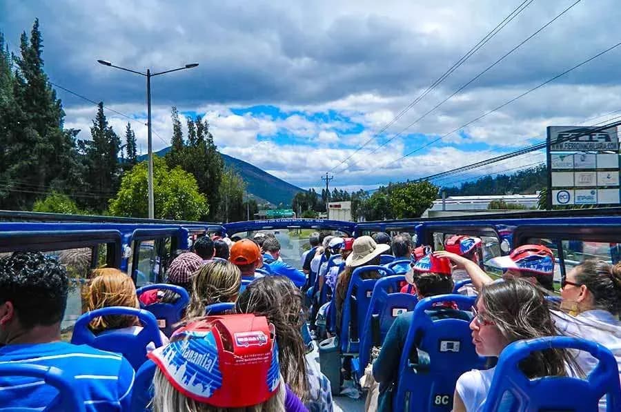 como llegar a la mitad del mundo en bus