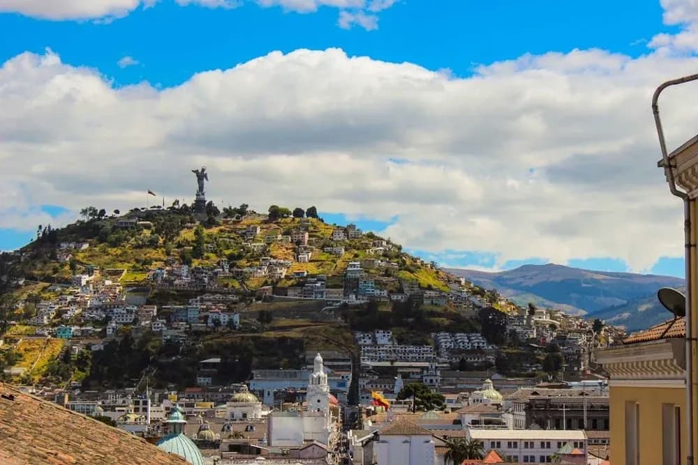 el panecillo centro historico de quito
