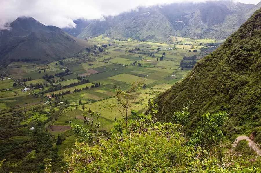 how to get to mitad del mundo