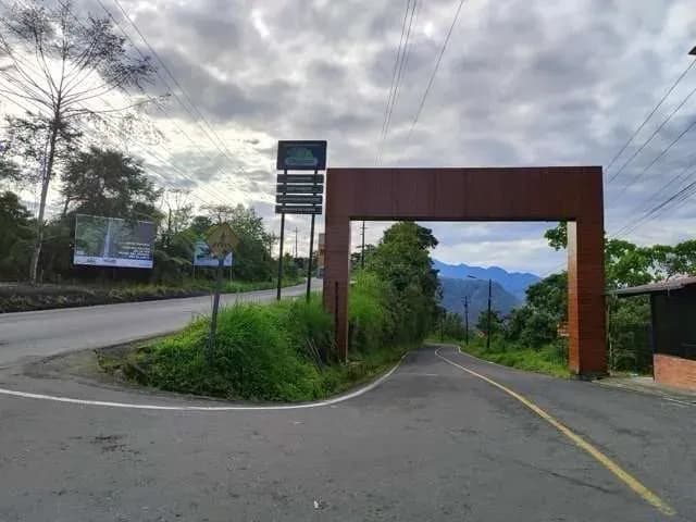 Mindo car entrance