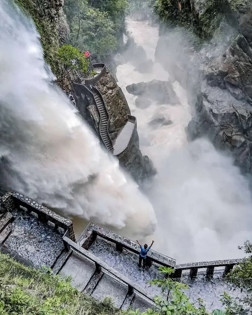 pailon del diablo baños ecuador