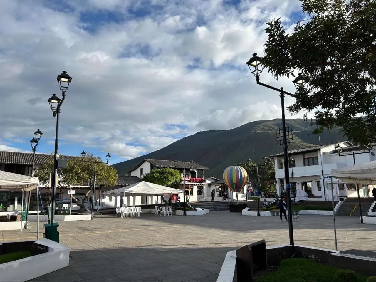 Plaza central en la Mitad del Mundo
