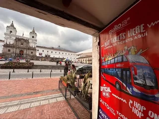 Sales and information point Quito Tour Bus : San Francisco - La Capilla.
