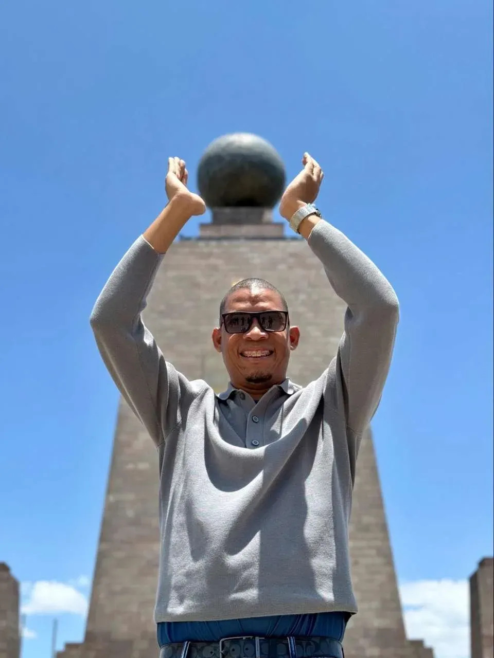 Sostener el globo terráqueo